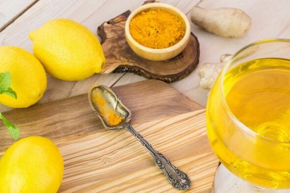 Trinken Sie mit Zitrone, Ingwer und Kurkuma, um die Wirksamkeit zu verbessern. 